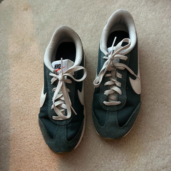 NIKE Pacific Sneaker, Dark Green, Size 7.5W/5 M - Picture 4 of 8
